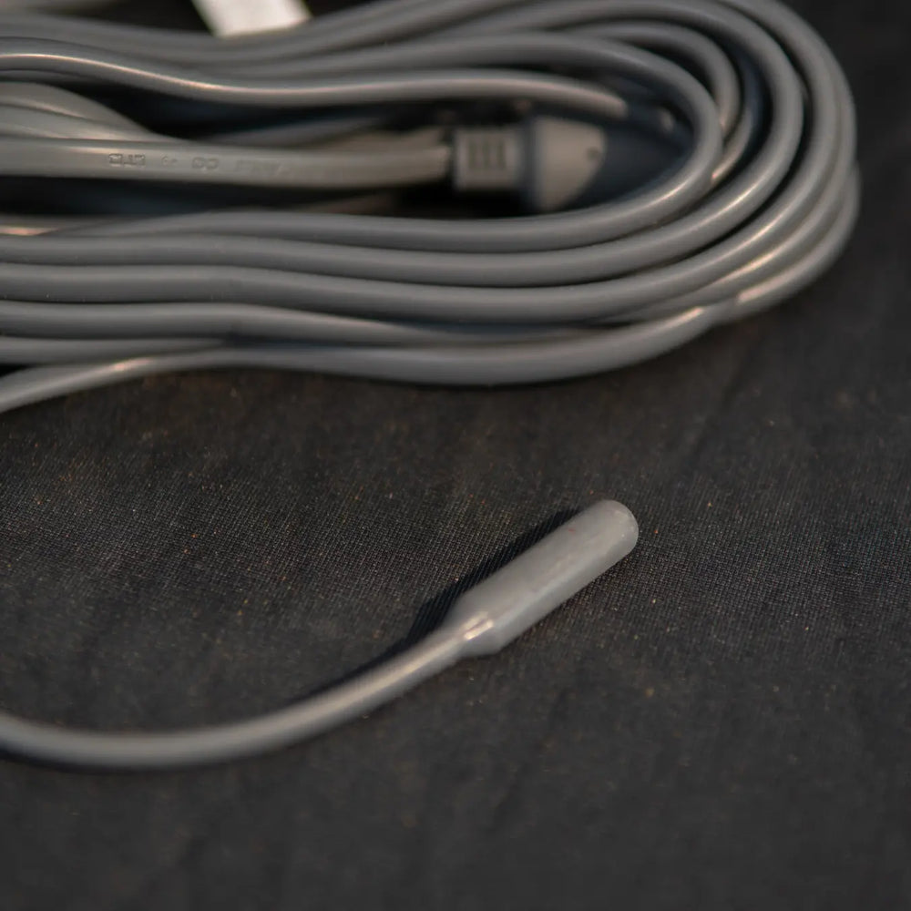 Flexible heating cable for an ant habitat