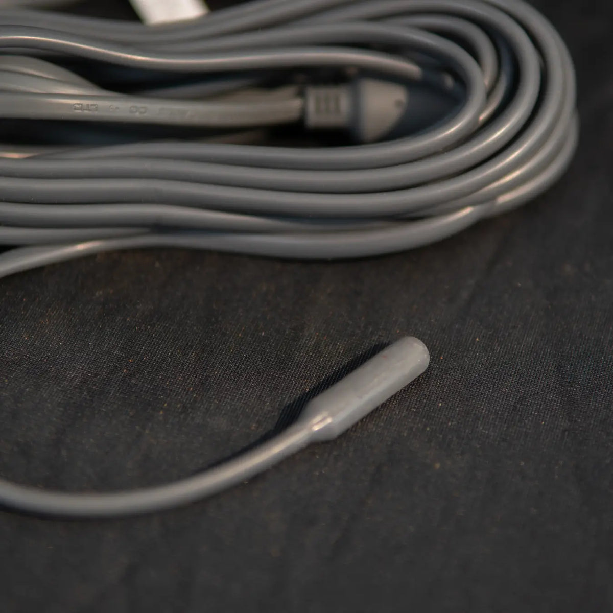 Flexible heating cable for an ant habitat